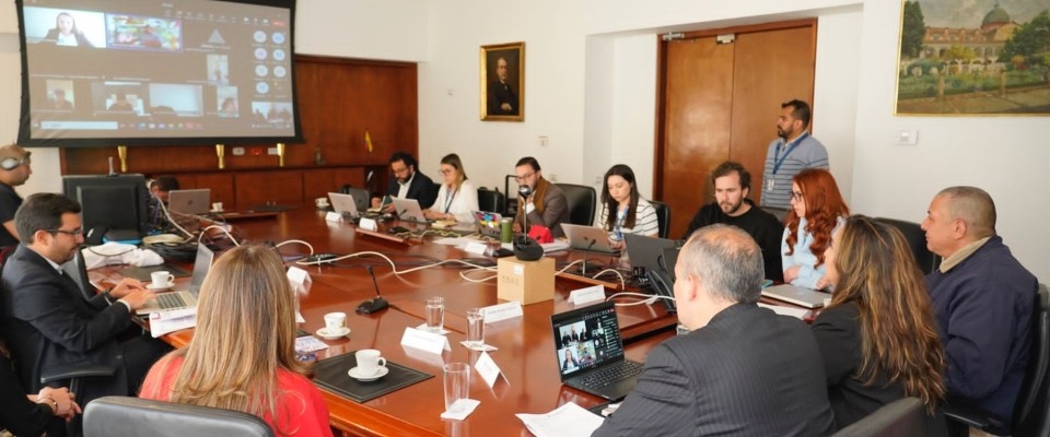 Foto de Ex Ministra TIC Sandra Urrutia junto a representantes en el encuentro 'Un cambio por la radio'