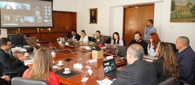 Foto de Ex Ministra TIC Sandra Urrutia junto a representantes en el encuentro 'Un cambio por la radio'