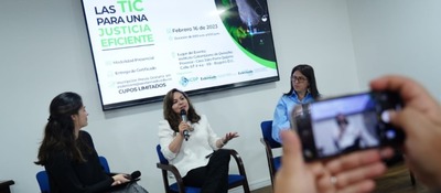 Ex Ministra TIC Sandra Urrutia junto a participantes en el conversatorio 'Las TIC para una justicia eficiente'