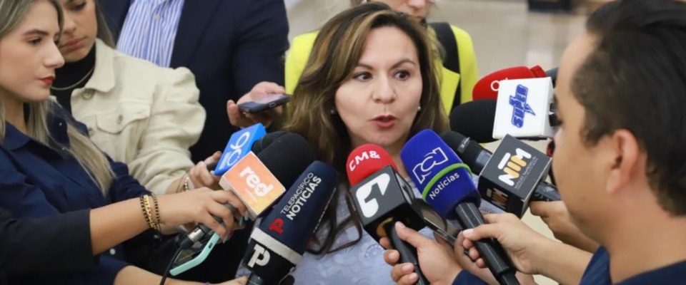 Foto de la Ex Ministra TIC Sandra Urrutia rodeada de periodistas
