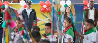 Foto de el Presidente Gustavo Petro junto a la Ex Ministra TIC Sandra Urrutia, niños y participantes en el resguardo Pueblo Nuevo en el Cauca