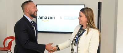 Foto de Nohora Mercado Caruso viceministra de Transformación Digital junto a representante de Amazon