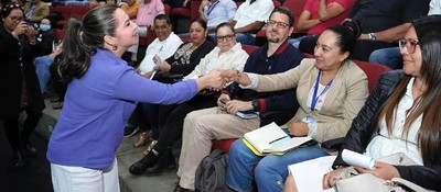 Foto de ex ministra Sandra Urrutia saludando a los asistentes a la charla de Preventic.