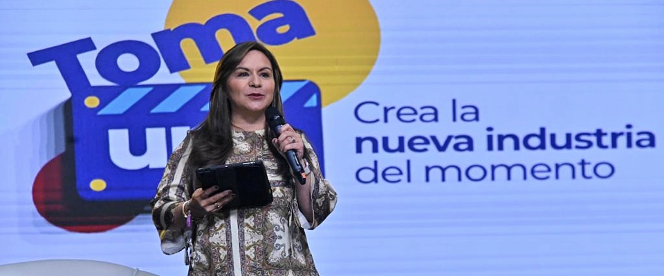 Foto de la ex ministra TIC Sandra Urrutia hablando al público en el lanzamiento de 'Toma Uno'.