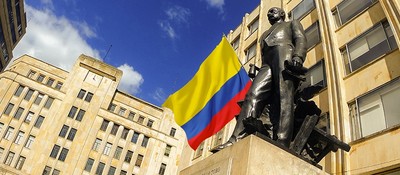 Foto de la estatua frente al edificio Murillo Toro
