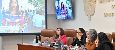 Foto de ex ministra Sandra Urrutia junto a exponentes en la Comisión Legal de la Mujer