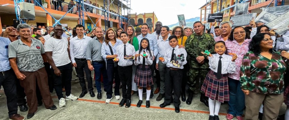 Foto de del Ministro TIC y jóvenes beneficiarios