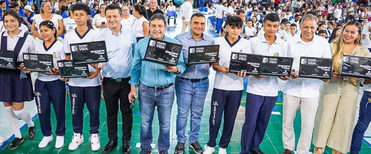 Foto de del Ministro TIC y beneficiarios Foto de del Ministro TIC y beneficiarios