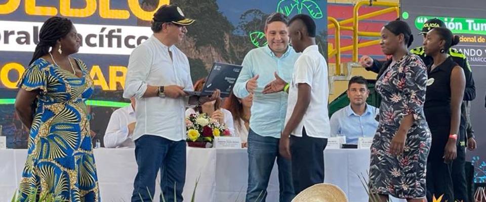 Foto de beneficiarios junto al ministro TIC Foto de beneficiarios junto al ministro TIC