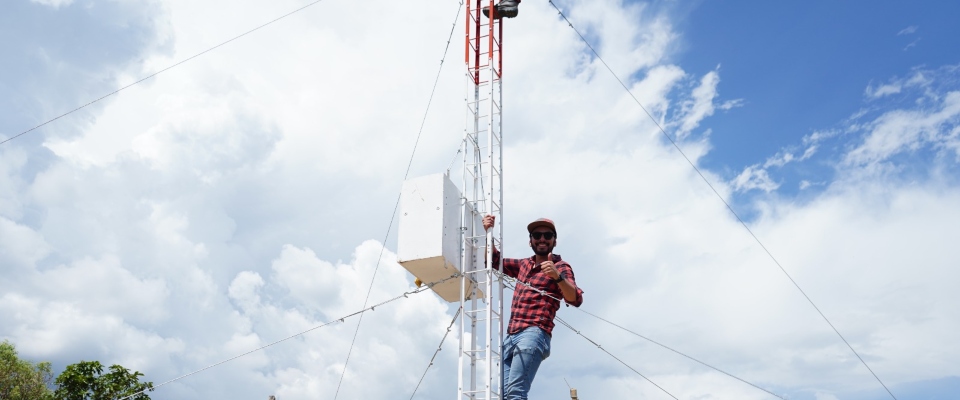 Foto de operador en antena de comunicaciones