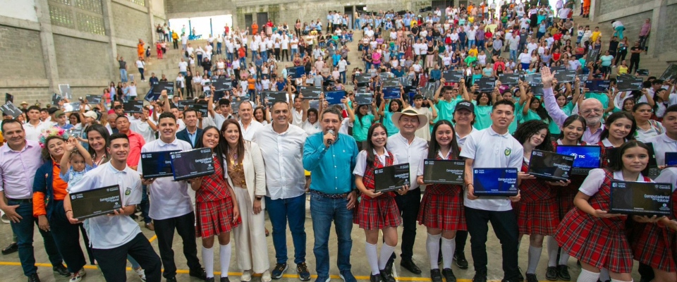 Foto de beneficiarios junto al ministro TIC Foto de beneficiarios junto al ministro TIC