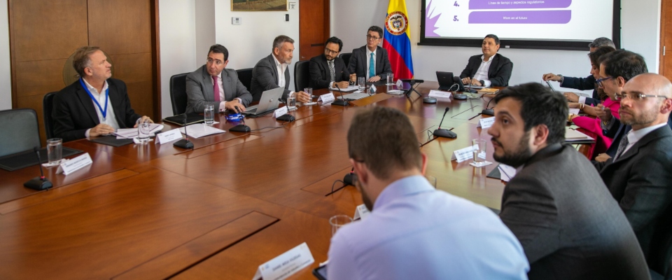 Foto del ministro TIC en reunión con WOM Foto del ministro TIC en reunión con WOM