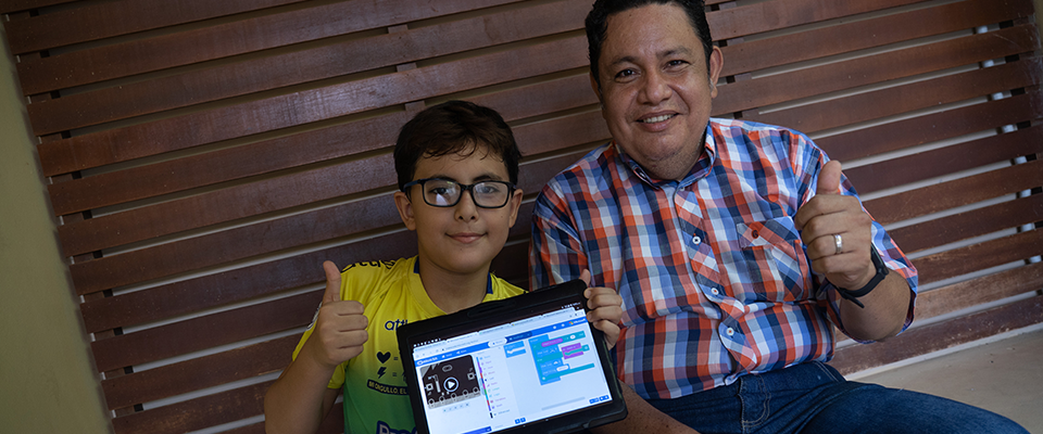 Foto de maestro y estudiante