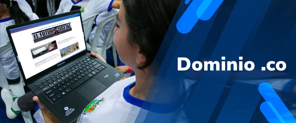 Imagen diseñada con la foto de un estudiante frente a un computador y el texto Dominio .CO Imagen diseñada con la foto de un estudiante frente a un computador y el texto Dominio .CO