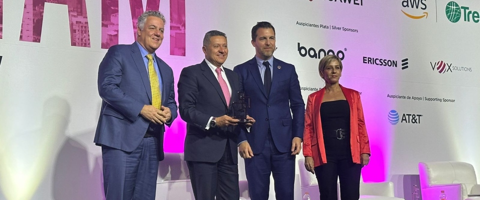 Foto del viceministro de Conectividad junto a participantes