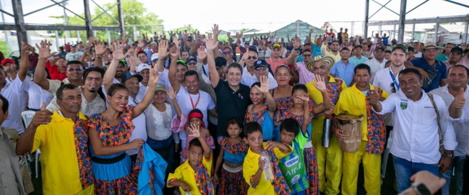 Foto del ministro TIC y beneficiarios Foto del ministro TIC y beneficiarios