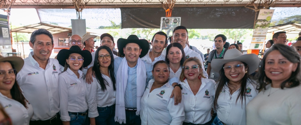 Foto del ministro TIC y asistentes Foto del ministro TIC y asistentes