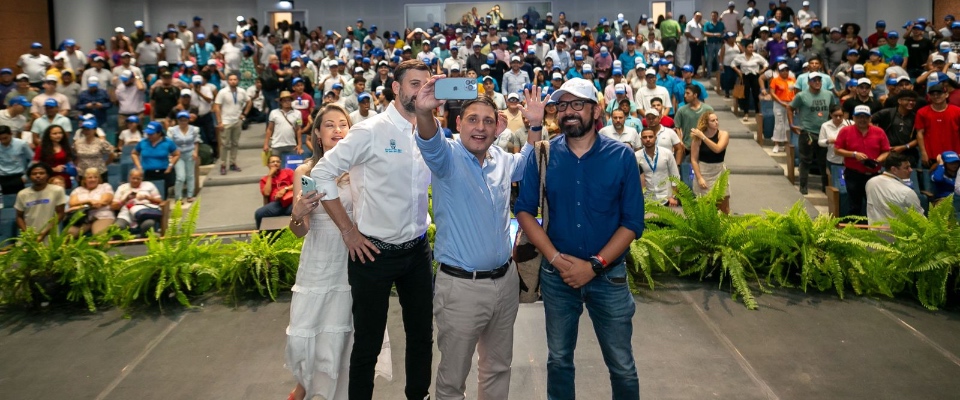 Foto de ministro TIC tomándose una selfie con ciudadanos Foto de ministro TIC tomándose una selfie con ciudadanos