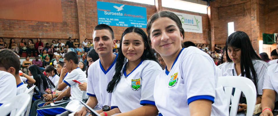 Foto de estudiantes beneficiarias Foto de estudiantes beneficiarias