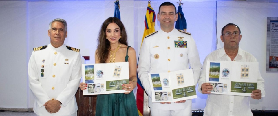 Foto de la asesora del viceministro de conectividad junto a funcionarios de la Escuela Naval de Suboficiales