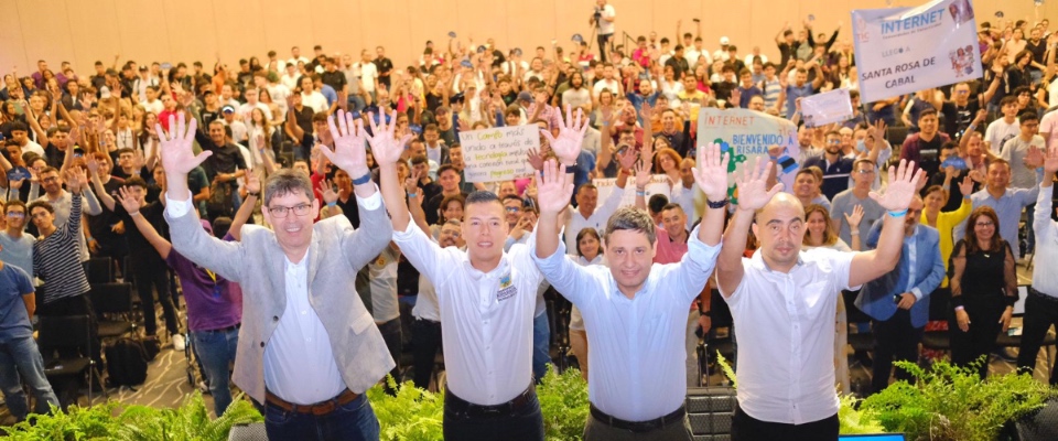 Foto del ministro TIC con asistentes al evento Foto del ministro TIC con asistentes al evento