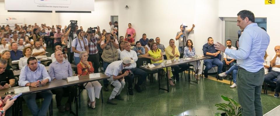 Foto del ministro TIC en prresentación a los asistentes.