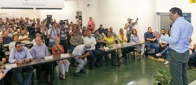 Foto del ministro TIC en prresentación a los asistentes.