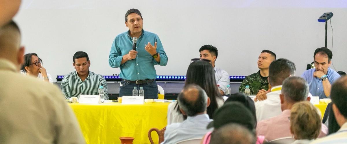 Foto del ministro TIC exponiendo sobre el proyecto Foto del ministro TIC exponiendo sobre el proyecto