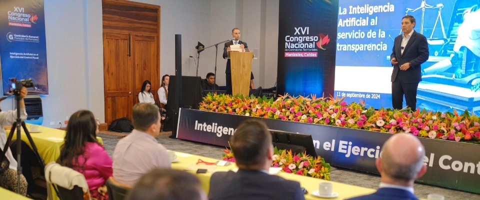 Foto de presentador en el evento Foto de presentador en el evento