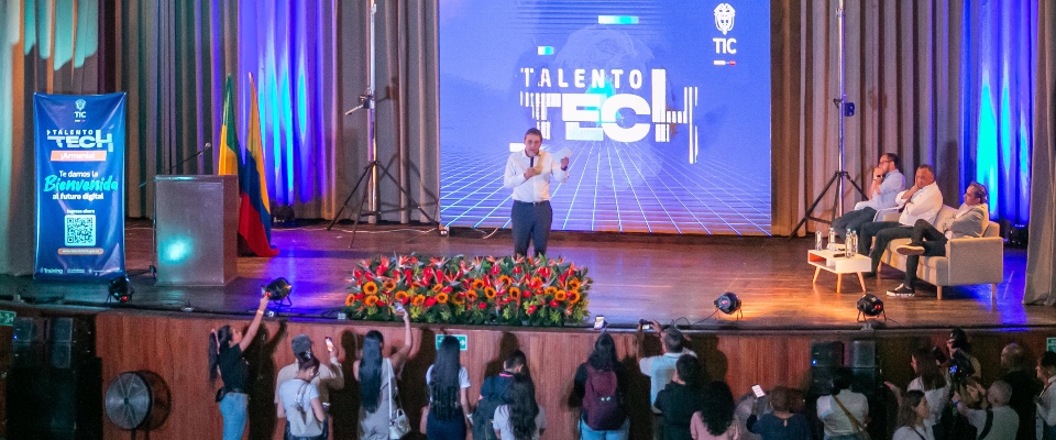 Foto del ministro TIC en evento Foto del ministro TIC en evento