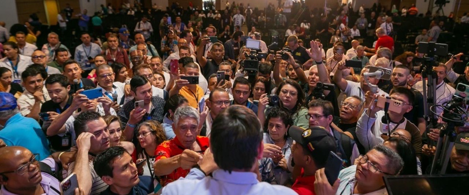 Foto del ministro con periodistas