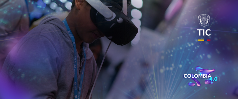 foto de un joven con un visor de realidad aumentada diseñada para Colombia 4.0 foto de un joven con un visor de realidad aumentada diseñada para Colombia 4.0