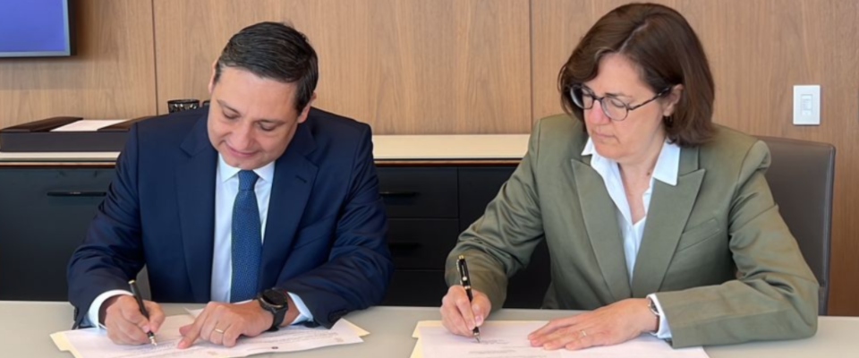 Foto del Ministro TIC firmando acuerdo con la Cámara de Comercio de Estados Unidos