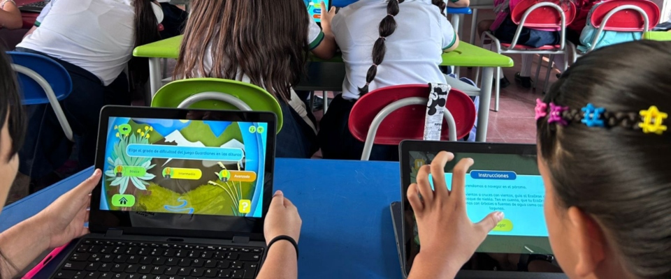 Foto de estudiantes usando tabletas
