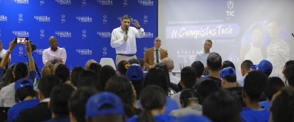 Foto del ministro TIC exponiendo la iniciativa