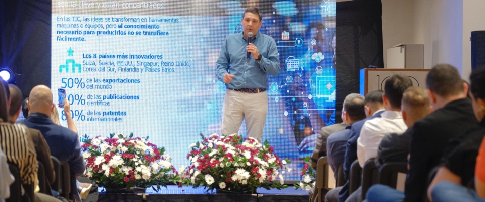 Foto del ministro TIC en conferencia Foto del ministro TIC en conferencia