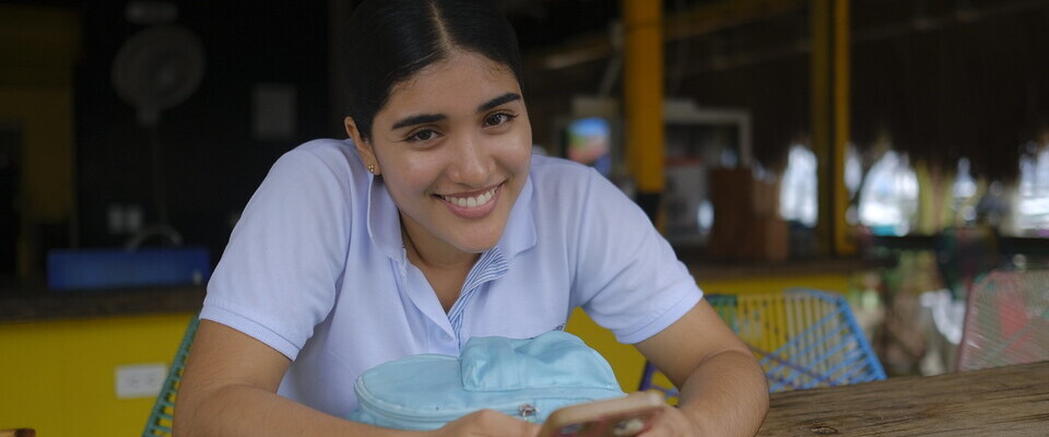 Foto de una joven sonriendo Foto de una joven sonriendo