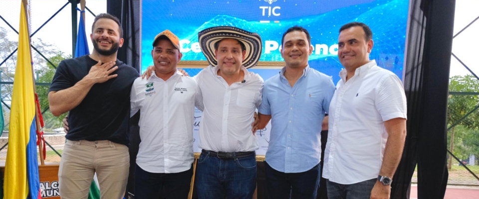 Foto del ministro TIC con funcionarios locales