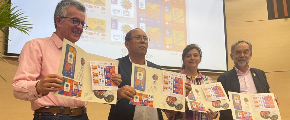 Foto del viceministro de Transformación Digital, Belfor García; el viceministro de Políticas y Normalización Ambiental del Ministerio de Ambiente, Mauricio Cabrera Leal; el presidente de 4-72, Juan Alberto García Estrada, y la diseñadora de las estampillas, Vanessa Vergara Domínguez. Foto del viceministro de Transformación Digital, Belfor García; el viceministro de Políticas y Normalización Ambiental del Ministerio de Ambiente, Mauricio Cabrera Leal; el presidente de 4-72, Juan Alberto García Estrada, y la diseñadora de las estampillas, Vanessa Vergara Domínguez.