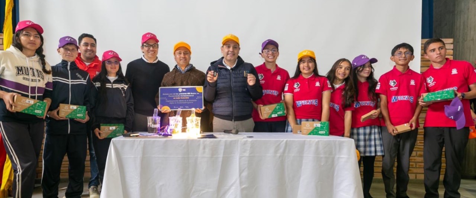 Foto del ministro TIC con estudiantes beneficiarios Foto del ministro TIC con estudiantes beneficiarios