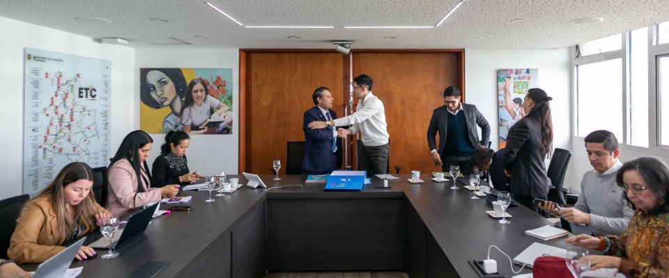 Foto del encuentro entre el minsitro TIC con el Ministro de Educación junto al British Council