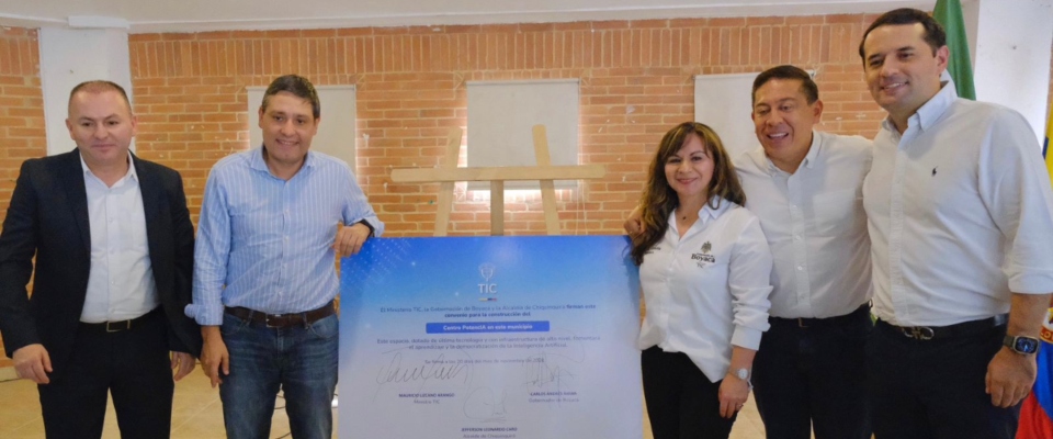 Foto del ministro TIC junto a participantes de Talento Tech Boyacá