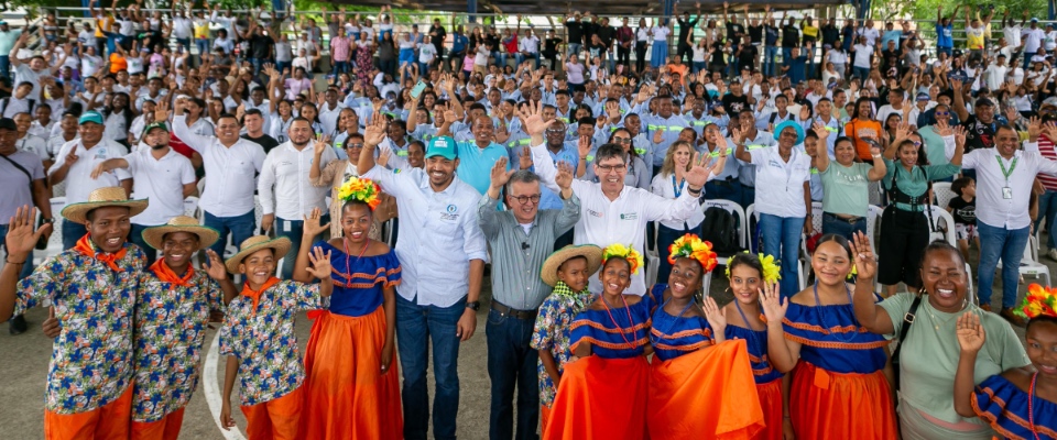 Foto del viceministro rodeado de beneficiarios Foto del viceministro rodeado de beneficiarios