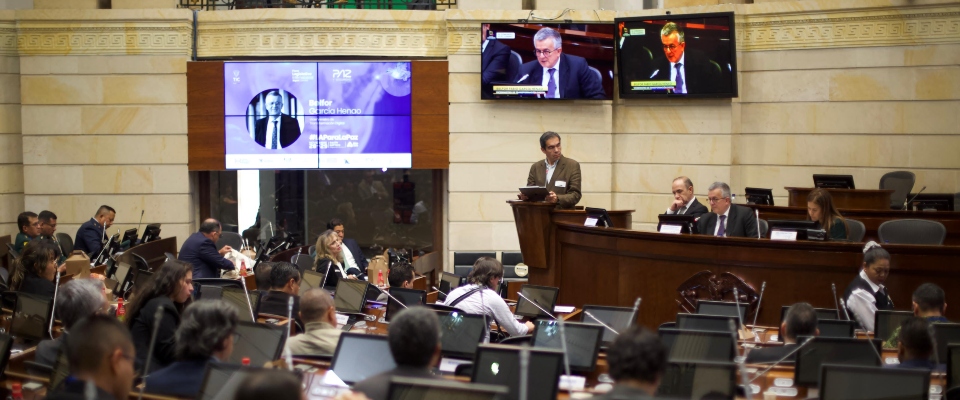 Foto del viceministro de Transformación Digital en un panel del Foro Legislativo Internacional de Inteligencia Artificial y Seguridad