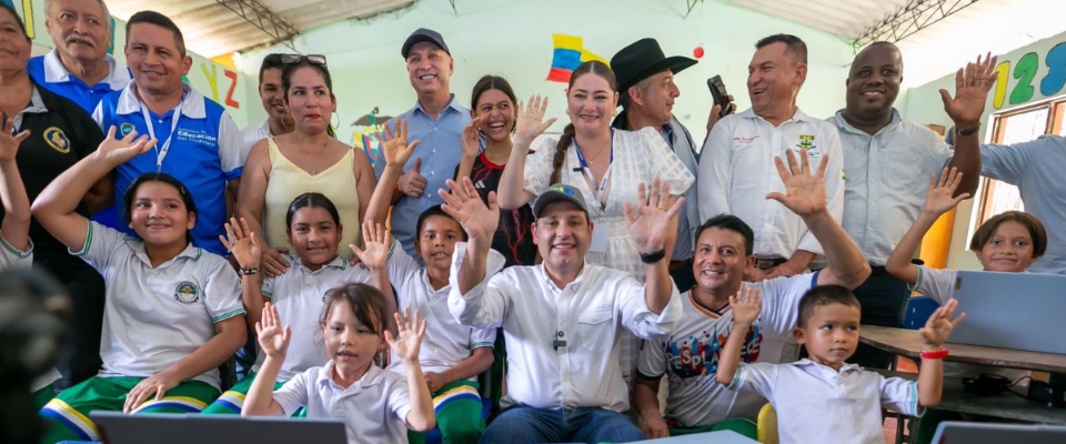 Foto del ministro TIC junto a niños y ciudadanos de San José del Guaviare Foto del ministro TIC junto a niños y ciudadanos de San José del Guaviare