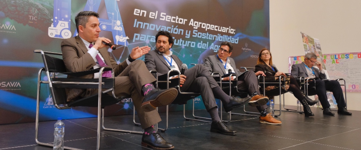 Foto de panelistas en la charla Foto de panelistas en la charla