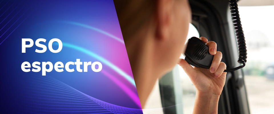 Foto de una persona hablando por radio de telecomunicación junto al texto 'PSO Espectro' Foto de una persona hablando por radio de telecomunicación junto al texto 'PSO Espectro'