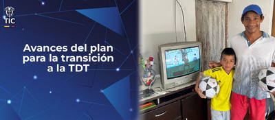 Foto de un ciudadano y un niño frente a un televisor 'Avances del plan para la transición al TDT'