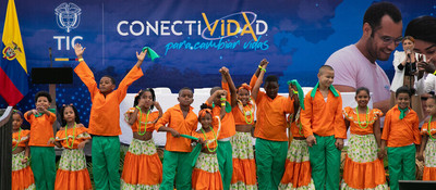 Foto de un grupo de niños con atuendos tipicos de baile en la presentacion de 'Conectividad para Cambiar Vidas' Foto de un grupo de niños con atuendos tipicos de baile en la presentacion de 'Conectividad para Cambiar Vidas'