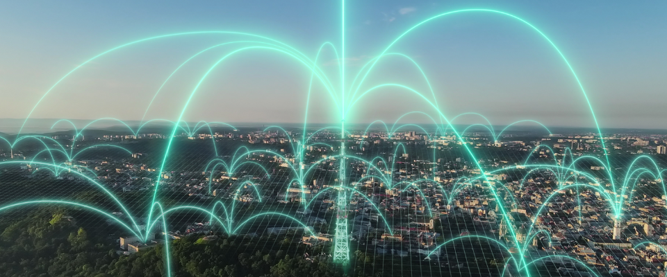 Imagen duseñada de una antena radioeléctrica donde se marcan los puntos donde se dirigen la señal que manda Imagen duseñada de una antena radioeléctrica donde se marcan los puntos donde se dirigen la señal que manda